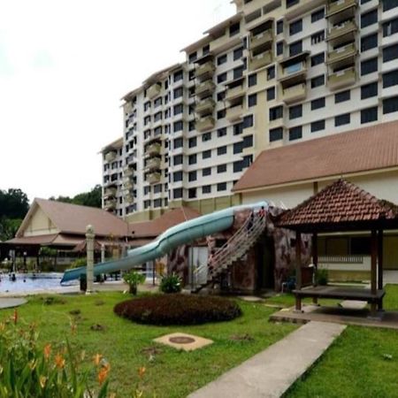 Puteri Beach Resort Port Dickson Bagian luar foto