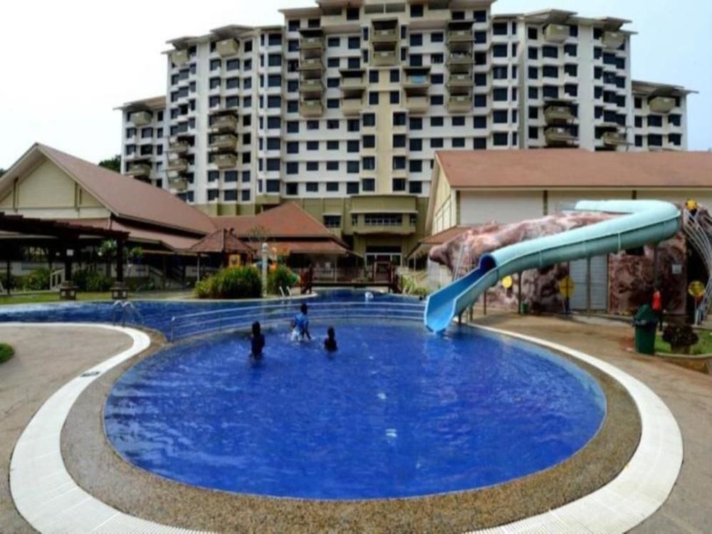 Puteri Beach Resort Port Dickson Bagian luar foto